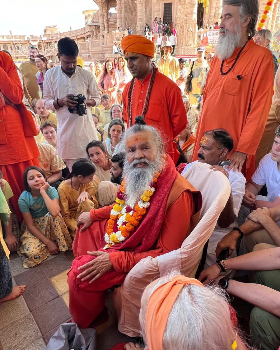 Global gathering of devotees receiving Darshan from Shree Vishwaguru Ji at the Jadan Shiva Temple.